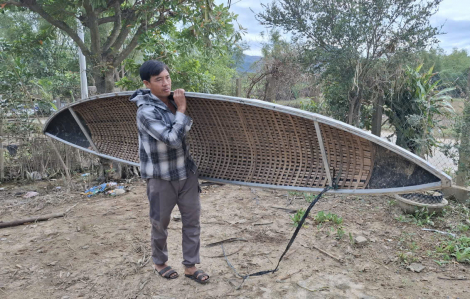 Cứu trợ nơi vẫn còn bị cô lập sau lũ