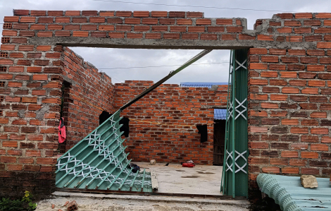 Gian nan vận chuyển hàng hóa đến 2 thôn vùng lũ ở Đắk Lắk