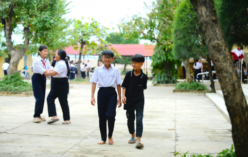 Học sinh trở lại trường sau lũ