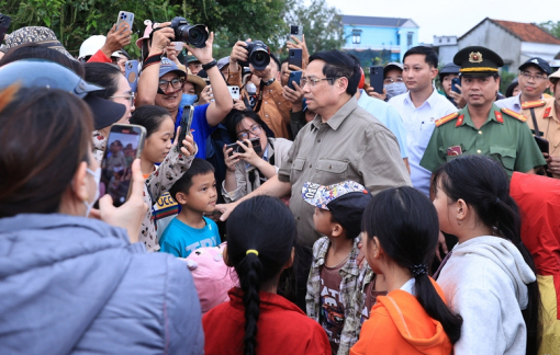 Thủ tướng thăm, động viên người dân tại "rốn lũ" Hòa Thịnh, tỉnh Đắk Lắk