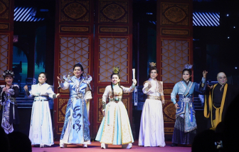 Bình Tinh giả trai, Trọng Nhân giả gái duyên dáng trong “Tân anh hùng náo”