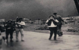 Bộ phim tài liệu dấy lên tranh cãi mới về tác giả ảnh 'Em bé Napalm'