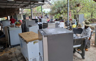 Người dân dần tái thiết cuộc sống sau lũ