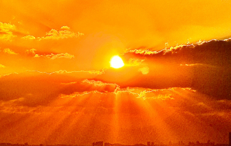 Nữ tác giả dành 10 năm theo đuổi mặt trời cho ra mắt sách ảnh 'Nguồn sống'