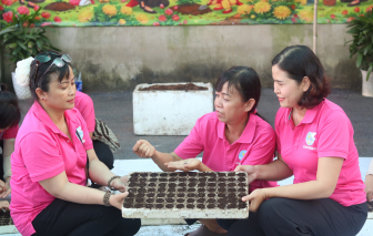 Phụ nữ phường An Lạc trồng hoa tết tặng các cụ già neo đơn