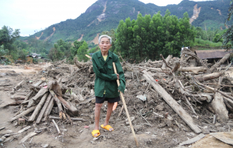 Vợ chồng cụ ông 89 tuổi thoát chết trong gang tấc giữa mưa lũ, sạt lở đất