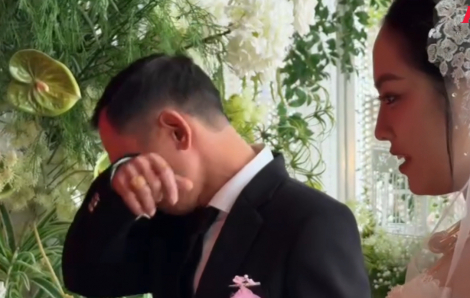 Cha khóc trong hôn lễ của con gái