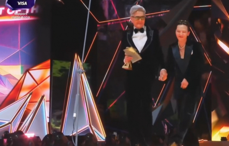 Châu Nhuận Phát nhún nhảy theo nhạc của G-Dragon khi trao giải cho nam ca sĩ