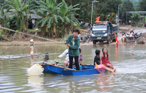 Người dân Yang Mao trở lại sau mưa lũ