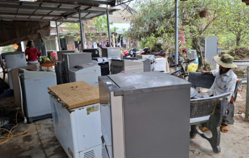 Người dân dần tái thiết cuộc sống sau lũ