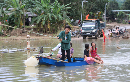 Người dân Yang Mao trở lại sau mưa lũ