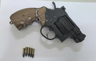 Bị bắt vì nổ súng để tạo tiếng pháo góp vui ở đám cưới