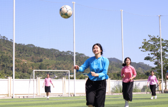 Cầu thủ bóng đá mặc trang phục truyền thống ra sân cỏ