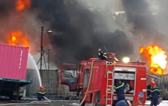 Cháy lớn kho hàng ở Đà Nẵng, cột khói phủ đen một vùng