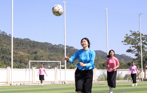 Cầu thủ bóng đá mặc trang phục truyền thống ra sân cỏ