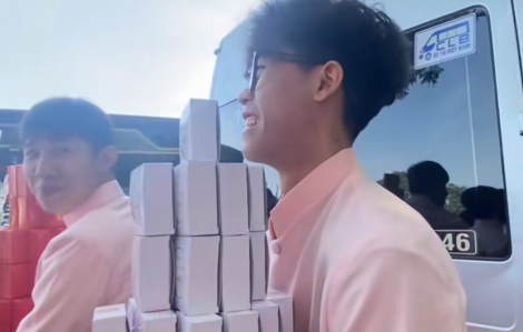 Đang chờ xe buýt đi học chàng trai trẻ bất ngờ được mời bê tráp