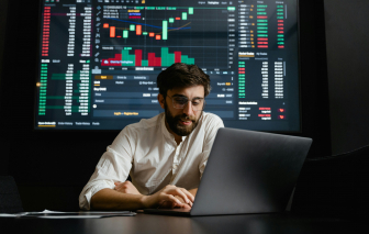 Chồng điên cuồng kiếm tiền online