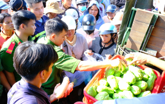 Công an tỉnh Lâm Đồng hỗ trợ gần 34 tấn rau củ cho người dân bị ảnh hưởng bão lũ