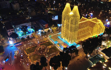 Cảnh đẹp như cổ tích của Nhà thờ Đức Bà, giới trẻ rần rần 'check in'