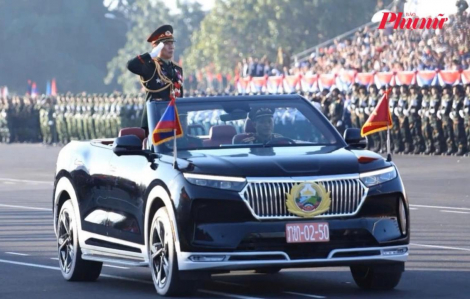 Niềm tự hào trước dàn xe điện Việt Nam tại Lễ diễu binh kỷ niệm Quốc khánh Lào