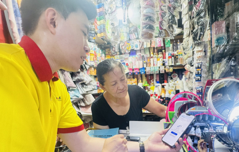 Thuế, ngân hàng tới tận sạp giúp tiểu thương chuyển đổi số