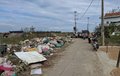Xóm Bầu của phường Tuy Hòa ngập rác thải và bùn lầy sau lũ