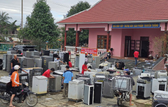 Tạm gác lại công việc, cùng nhau đến vùng lũ tái thiết cuộc sống cho dân