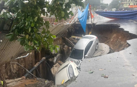 'Hố tử thần' sâu 2m 'nuốt' 2 ô tô và 1 người