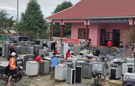 Tạm gác lại công việc, cùng nhau đến vùng lũ tái thiết cuộc sống cho dân