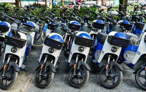 Người dân hào hứng trải nghiệm xe điện 2 bánh công cộng ở Hà Nội