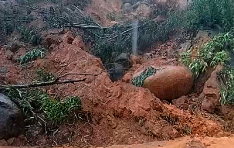 Sạt lở núi làm vùi lấp đường dân sinh ven sông Bù Lu ở TP Huế