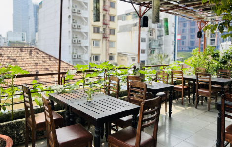Trải nghiệm ẩm thực chay trên vườn rooftop xanh mát giữa phố thị