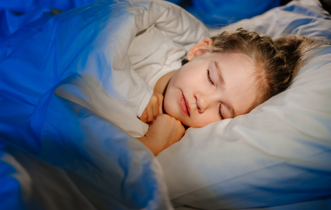 Trẻ quen ngủ với máy lạnh, cha mẹ nên chiều hay ép con từ bỏ thói quen?