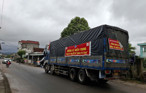 Bà con rốn lũ Hòa Thịnh xúc động nhận quà từ đất mũi Cà Mau