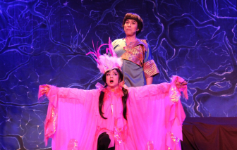 6 người đi khắp thế gian với ‘Quạ hồng tung cánh’