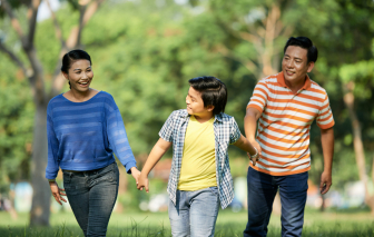 Con trai không chịu đi làm, chỉ nằm nhà bấm điện thoại