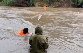 Giải cứu 6 người của đội khảo sát địa chất bị cô lập do mưa lớn