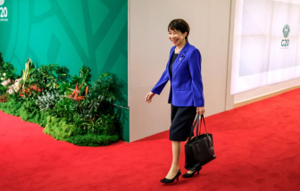 Phong cách thời trang và tác phong làm việc của nữ Thủ tướng Nhật Bản được yêu thích