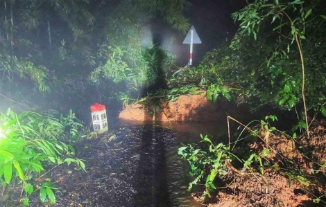 Đèo Gia Bắc ở Lâm Đồng xuất hiện các điểm sạt lở, nhiều ô tô mắc kẹt