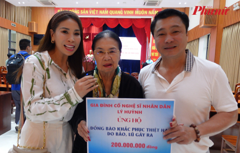 Lý Hùng, Lý Hương cùng mẹ gửi 200 triệu đồng tiếp sức đồng bào vùng lũ