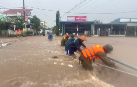Mưa lớn suốt đêm, nhiều nơi ở Khánh Hòa lại rơi vào cảnh bị cô lập