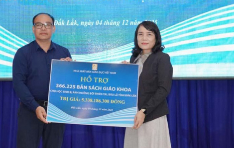 Trao tặng hơn 383.000 bản sách giáo khoa và sách tiếng Anh cho học sinh vùng lũ Đắk Lắk