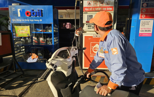 Tăng giá xăng, giảm giá dầu