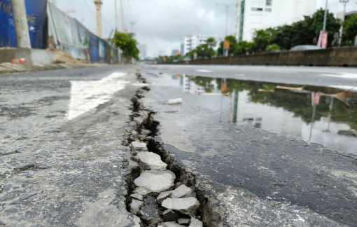 Mặt đường, nhà dân quanh “hố tử thần” ở Đà Nẵng bị nứt nghiêm trọng