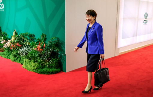 Phong cách thời trang và tác phong làm việc của nữ Thủ tướng Nhật Bản được yêu thích