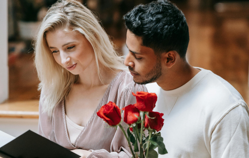 Chồng thả thính đồng nghiệp lớn tuổi