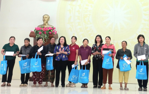 Trung ương Hội LHPN Việt Nam thăm, tặng quà hội viên phụ nữ và trẻ em mồ côi bị ảnh hưởng bởi mưa lũ