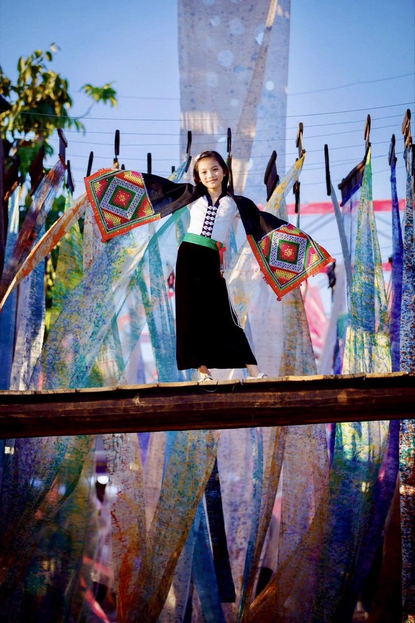 Tác phẩm trong triểm lãm Xống Chụ Xon Xao tháng 10.2025 tại Quảng trường Sơn La