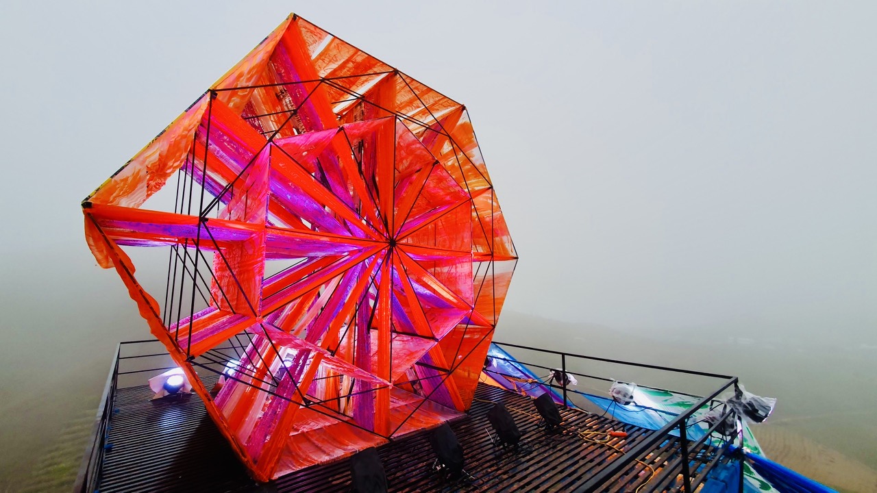 Tác phẩm Trở về tại Chiềng Đi (Sơn La) T1.2021.  Với khối lượng 5000m vải oganza được vẽ và sắp đặt trên đồi