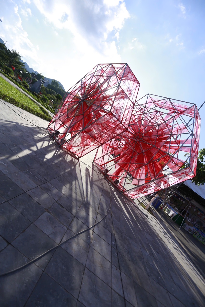 Tác phẩm trong triểm lãm Xống Chụ Xon Xao tháng 10.2025 tại Quảng trường Sơn La